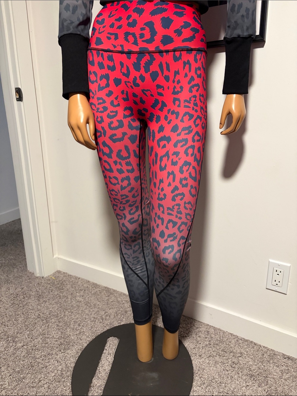 Noire Blanc Red and Gray Ombre Leopard Print Leggings M